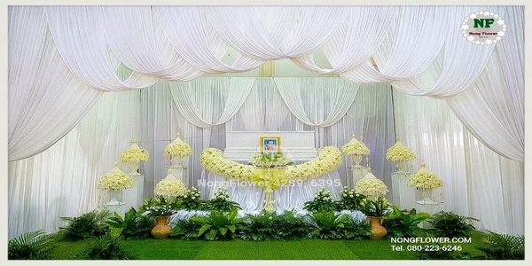 รับจัดดอกไม้งานศพสวยๆ รับจัดดอกไม้หน้าศพสวยหรู ดอกไม้งานศพสีขาว ดอกไม้หน้าศพโทนสีขาว ออกแบบสั่งทำพิเศษ พวงมาลัยดอกไม้หน้าพิธีศพ แบบที่ 34