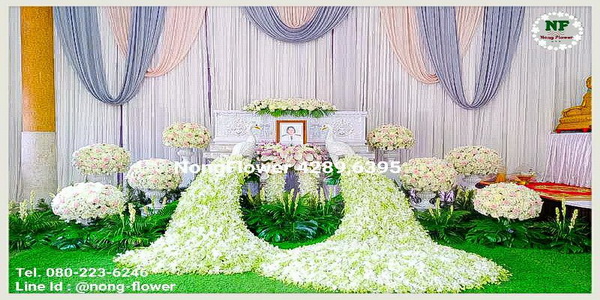 ดอกไม้งานศพนกยูง ดอกไม้หน้าศพสวยหรู ดอกไม้หน้าหีบนกยูง นกยูงงานศพ สวนนกยูงประดับพิธีศพ ดอกไม้งานศพรูปแบบทันสมัย ดอกไม้หน้าเมรุ สวยหรู แบบที่ 46