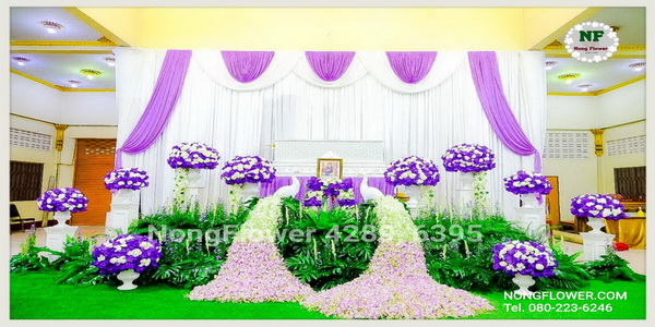 จัดดอกไม้งานศพสวยๆ ดอกไม้หน้าศพสวยหรู ดอกไม้หน้าหีบแบบสวน สวนนกยูงดอกไม้งานพิธีศพ ดอกไม้งานขาวดำ ดอกไม้หน้าเมรุ ประดับนกยูง สวยงาม ราคาถูก แบบที่ 39