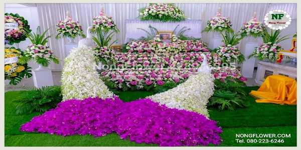 รับจัดดอกไม้งานศพแบบนกยูง รับจัดดอกไม้หน้าศพประดับนกยูง รับจัดดอกไม้หน้าหีบชุดนกยูง ดอกไม้หน้าเมรุ สวยหรู สง่างาม แบบที่ 36