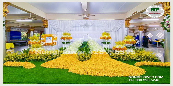 จัดดอกไม้งานศพสวยหรู จัดดอกไม้หน้าศพราคาถูก จัดดอกไม้หน้าหีบแบบสวน นกยูงงานศพประดับดอกไม้หน้าศพ ทันสมัย อลังการ แบบที่ 37