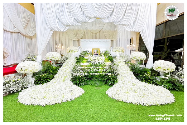 ดอกไม้หน้าหีบแบบสวน ดอกไม้หน้าศพสวยหรูประดับนกยูง จัดงานศพแบบสวน จัดดอกไม้หน้าศพนกยูงและสวน ดอกไม้ประดับงานศพสวยๆ จัดพิธีศพแบบสวน แบบที่ 4