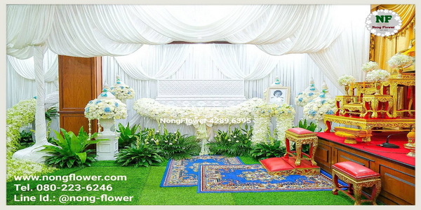 ดอกไม้งานศพสีขาวสวยหรู สวนดอกไม้หน้าศพแบบพวงมาลัย ดอกไม้หน้าหีบแบบสวนพวงมาลัย ดอกไม้ประดับงานขาวดำสวยหรู จัดงานศพสไตล์พวงมาลัย ดอกไม้เมรุ แบบที่ 52