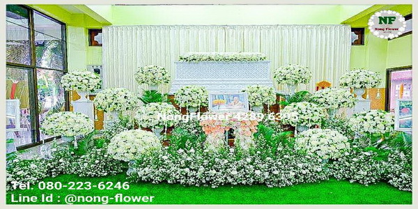 ดอกไม้งานศพรูปแบบทันสมัย ดอกไม้หน้าศพสีขาว ดอกไม้หน้าหีบสีขาว ดอกไม้งานพิธีศพสมัยใหม่ ดอกไม้งานขาวดำสวยหรู ดอกไม้เมรุ สวย ราคาประหยัด แบบที่ 47