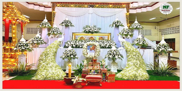 ดอกไม้หน้าหีบแบบสวน & รับจัดดอกไม้หน้าศพ สวยหรู จัดดอกไม้งานศพสีขาว รูปแบบทันสมัย ประดับนกยูง สวยสง่าอลังการ แบบที่ 27