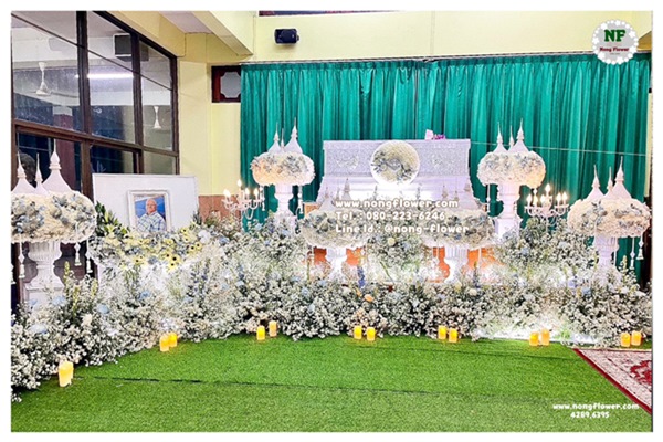 ดอกไม้หน้าหีบแบบสวน ดอกไม้หน้าศพสวยหรูประดับนกยูง จัดงานศพนกยูง ดอกไม้งานศพสวยๆประดับนกยูง จัดพิธีศพนกยูง ดอกไม้ประดับหน้าศพแบบนกยูง แบบที่ 6
