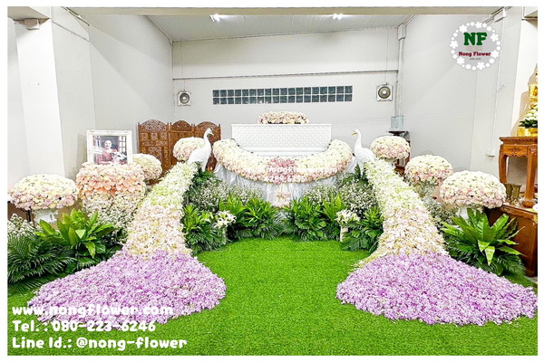 ดอกไม้งานศพแบบมาลัยนกยูง ดอกไม้หน้าหีบแบบสวนนกยูง ดอกไม้หน้าศพสวยหรูประดับนกยูง สวนดอกไม้งานศพนกยูง สวนประดับดอกไม้นกยูงงานศพ ดอกไม้หน้าเมรุ แบบที่ 3