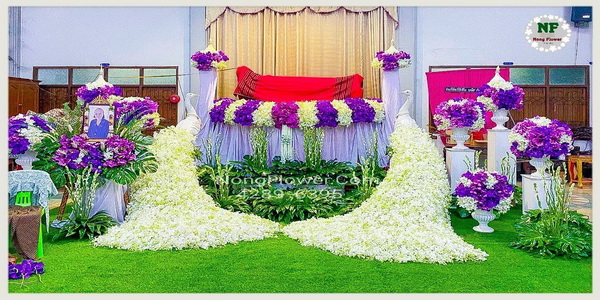 ดอกไม้หน้าหีบแบบสวน & จัดดอกไม้หน้าศพสวยหรู รับจัดดอกไม้งานศพ รูปแบบทันสมัย ประดับนกยูง สวยสง่าอลังการ แบบที่ 25