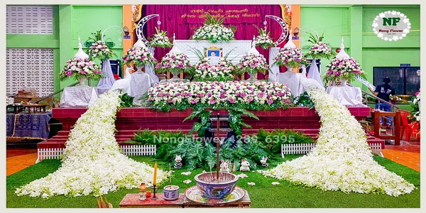 ดอกไม้หน้าหีบแบบสวน & จัดดอกไม้หน้าศพสวยหรู รับจัดดอกไม้งานศพ รูปแบบทันสมัย ประดับนกยูง สวยสง่าอลังการ แบบที่ 26