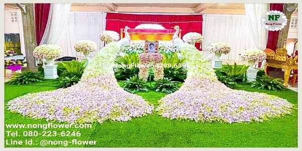 จัดดอกไม้งานศพ จัดนกยูงประดับงานศพสวยหรู จัดดอกไม้หน้าศพแบบนกยูง จัดดอกไม้หน้าหีบแบบสวนนกยูง จัดดอกไม้งานขาวดำสวยหรูหรา ดอกไม้พิธีศพนกยูง แบบที่ 51