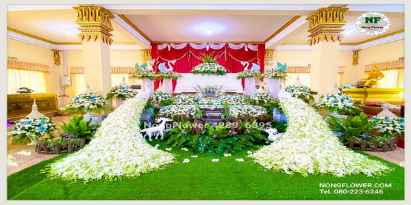 รับจัดดอกไม้งานศพ รับจัดดอกไม้หน้าศพ แบบสวน ดอกไม้หน้าหีบ ประดับนกยูง ดอกไม้หน้าเมรุ สวยหรู อลังการ ราคาไม่แพง แบบที่ 35