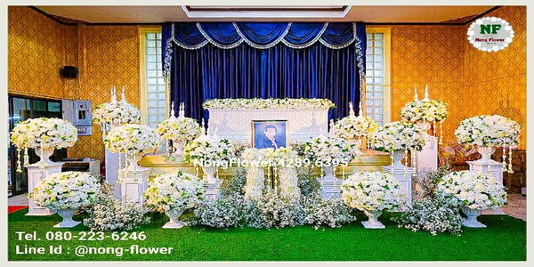 จัดดอกไม้งานศพสีขาวสวยหรู ดอกไม้หน้าศพสไตล์ไทยประยุกต์ ดอกไม้หน้าหีบรูปแบบทันสมัย จัดดอกไม้งานขาวดำสวยงาม ดอกไม้พิธีศพสีขาว หรูหรา ราคาถูก แบบที่ 44