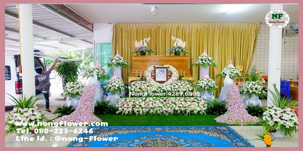จัดดอกไม้งานศพประดับนกยูงขนาดเล็ก จัดงานศพราคาประหยัด ดอกไม้หน้าศพราคาไม่แพง ดอกไม้หน้าหีบสวยๆราคาถูก ดอกไม้งานศพนกยูงขนาดเล็ก หีบศพราคาถูก แบบที่ 3