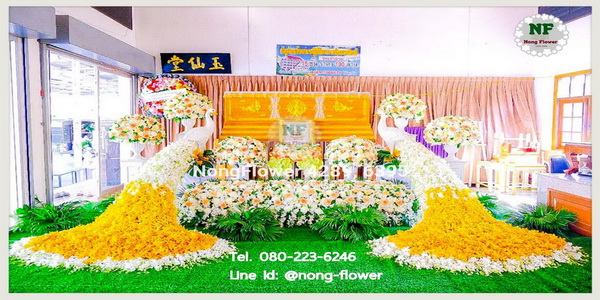 จัดดอกไม้งานศพนกยูงสวยๆ ดอกไม้หน้าศพนกยูงสวยหรู ดอกไม้หน้าหีบประดับนกยูง ดอกไม้หน้าเมรุ รูปแบบทันสมัย หรูหรา มีระดับ ราคาถูก แบบที่ 40
