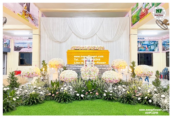 จัดดอกไม้งานศพนกยูง ดอกไม้หน้าหีบแบบสวนนกยูง ดอกไม้หน้าศพสวยหรูประดับนกยูง ดอกไม้งานขาวดำสวยๆ ดอกไม้พิธีศพแบบนกยูง จัดงานศพนกยูง ดอกไม้เมรุ แบบที่ 8