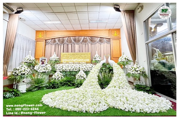 จัดงานศพพระราชทานเพลิง ดอกไม้หน้าศพสีขาว จัดงานศพประดับนกยูง จัดพิธีศพพระราชทานเพลิง ดอกไม้งานศพสีขาวประดับนกยูงสวยหรู หีบศพราคาไม่แพง บริการรับส่งศพ